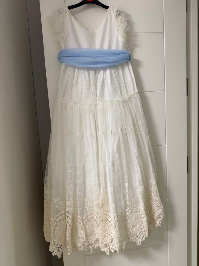 Vestido de comunión blanco con lazada celeste