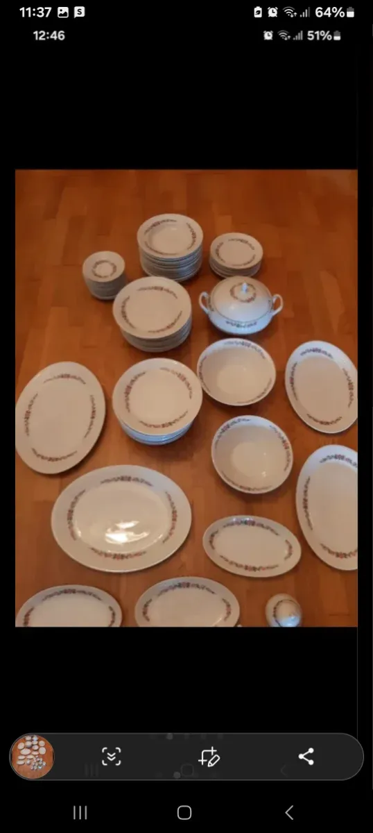 Vajilla de porcelana beige y blanca