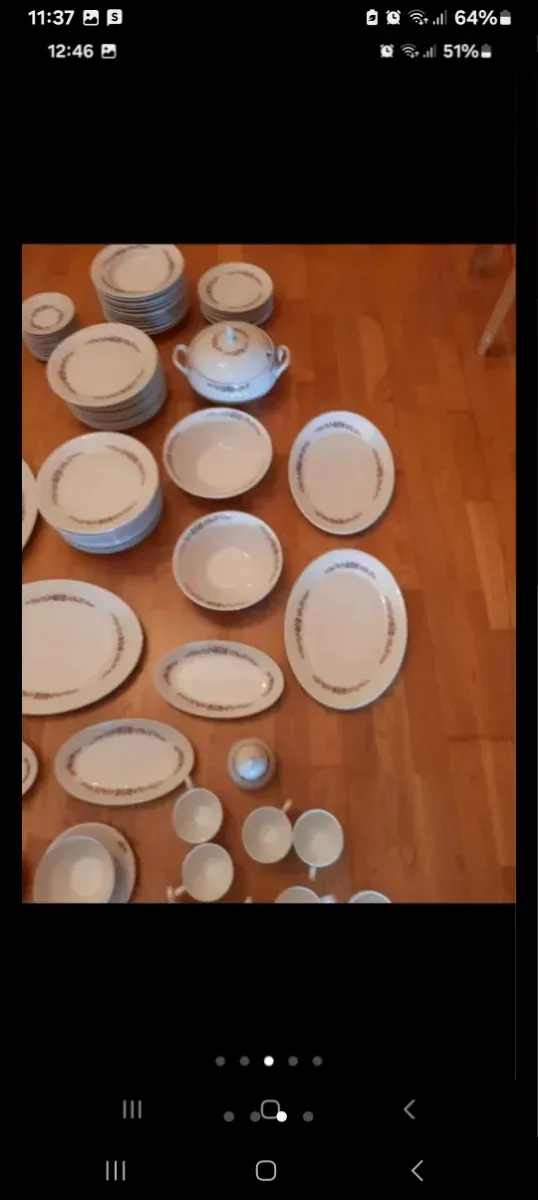 Vajilla de porcelana beige y blanca