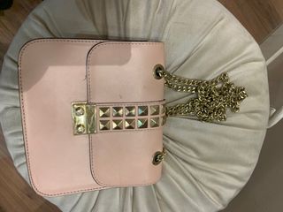 Bolso rosa con cadena dorada