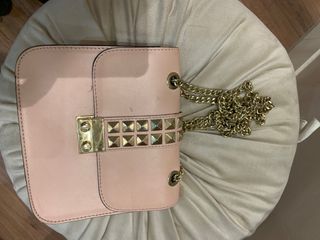 Bolso rosa con cadena dorada