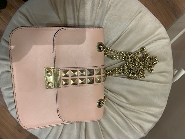 Bolso rosa con cadena dorada