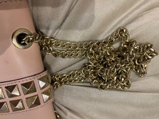 Bolso rosa con cadena dorada