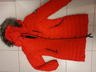 Cazadora roja con capucha y pelo