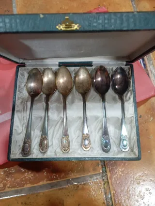 Set di 6 cucchiaini in alpaca, spatola per torte e spazzolino.