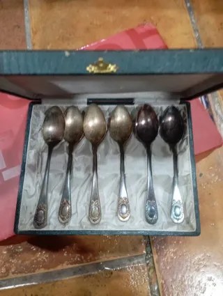 Set di 6 cucchiaini in alpaca, spatola per torte e spazzolino.