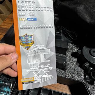 Nivel láser con trípode y maletín