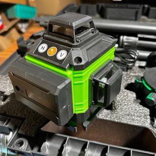 Nivel láser con trípode y maletín