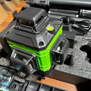 Nivel láser con trípode y maletín