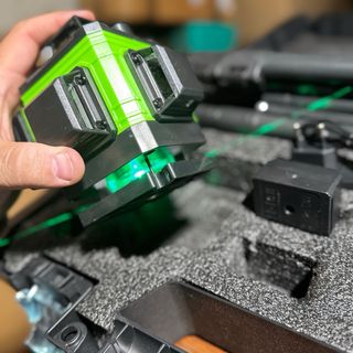 Nivel láser con trípode y maletín