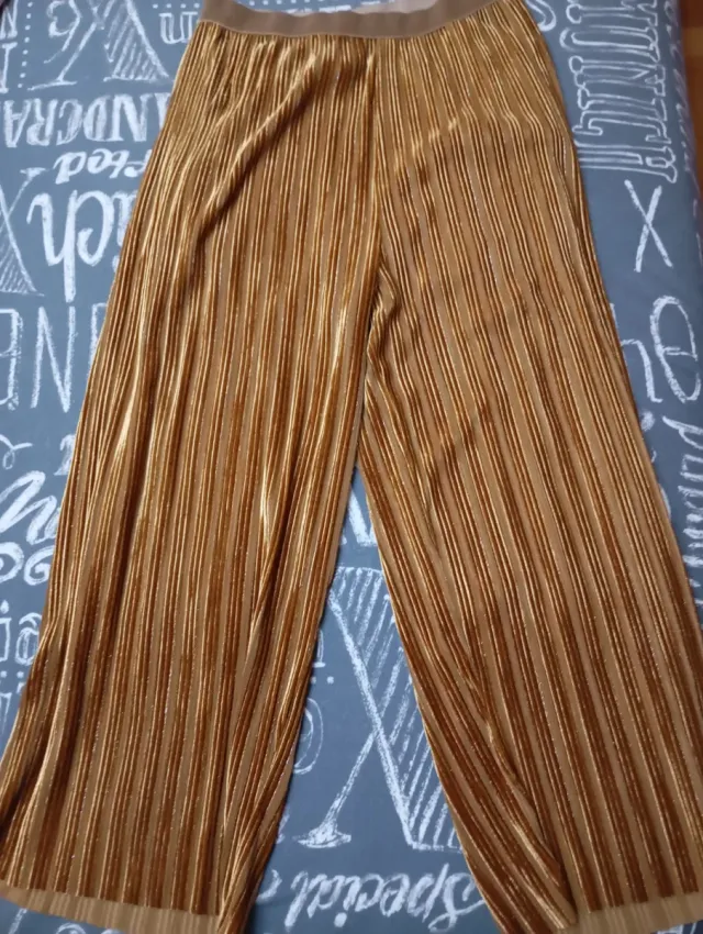 Pantalones dorados plisados
