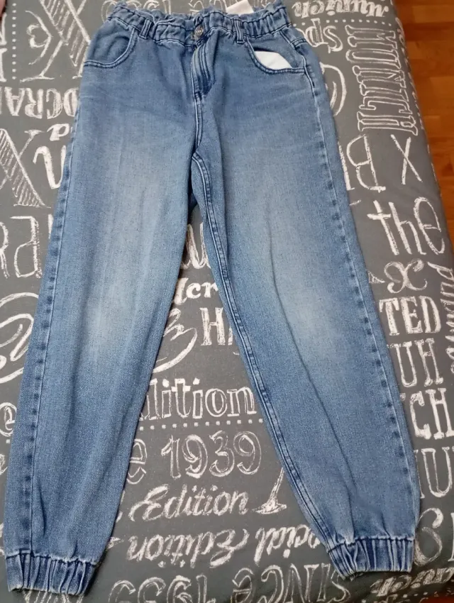 Pantalones dorados plisados