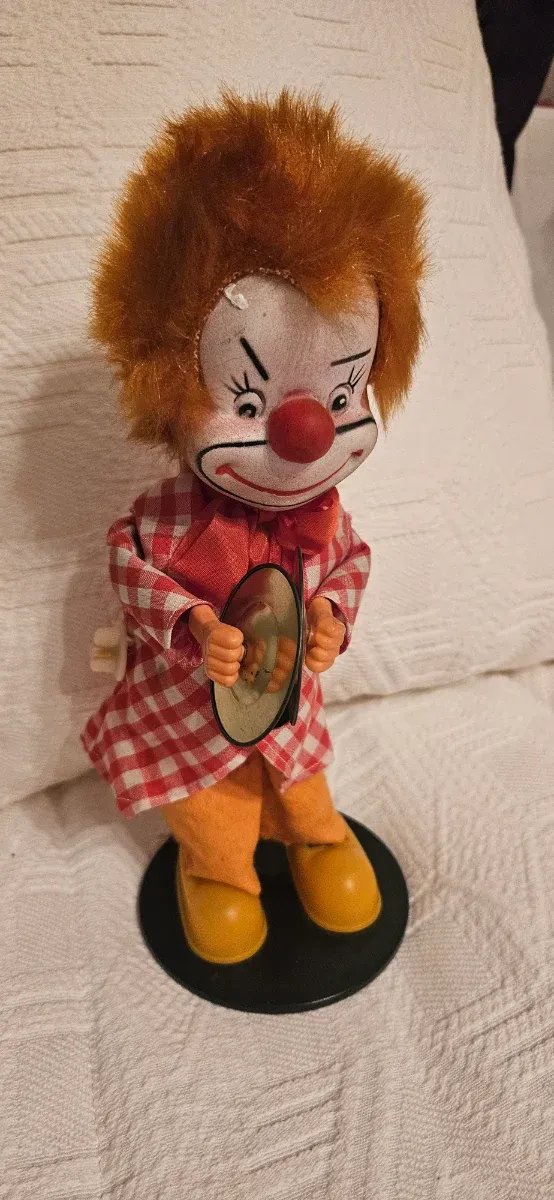 Payaso ,de cuerda,se balancea  tocando platillos.