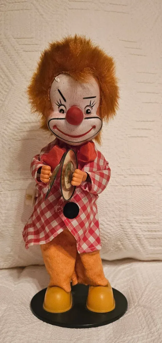 Payaso ,de cuerda,se balancea  tocando platillos.