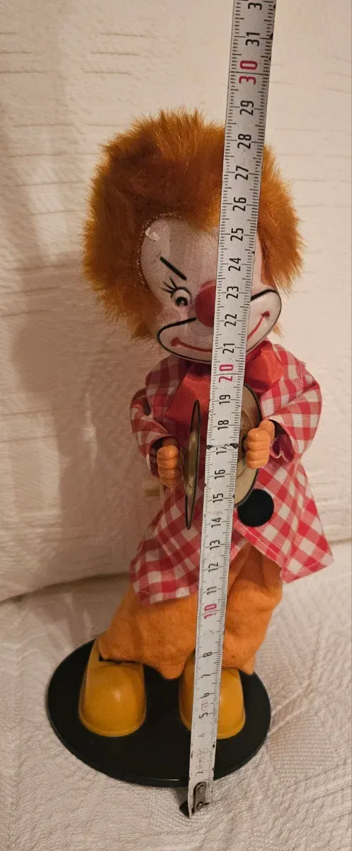 Payaso ,de cuerda,se balancea  tocando platillos.