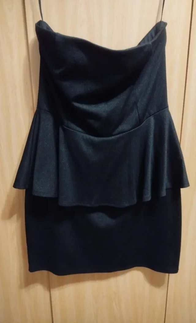 Vestido negro palabra de honor con volante