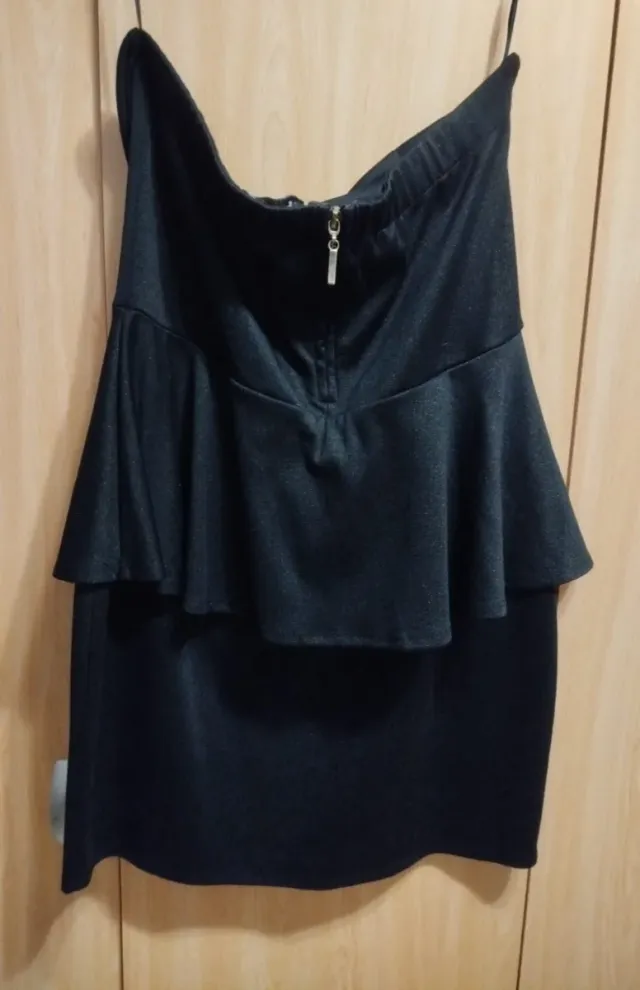 Vestido negro palabra de honor con volante