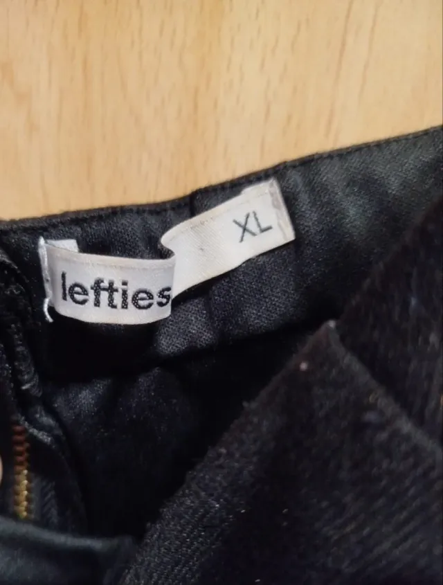 Vestido negro palabra de honor con volante