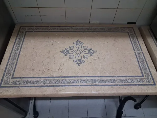 2 Mesas de resina y metal