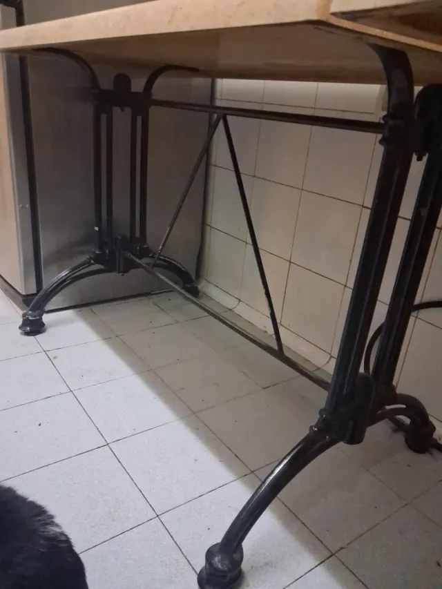 2 Mesas de resina y metal