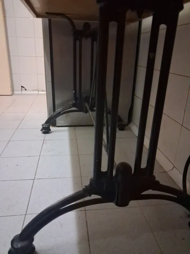 2 Mesas de resina y metal