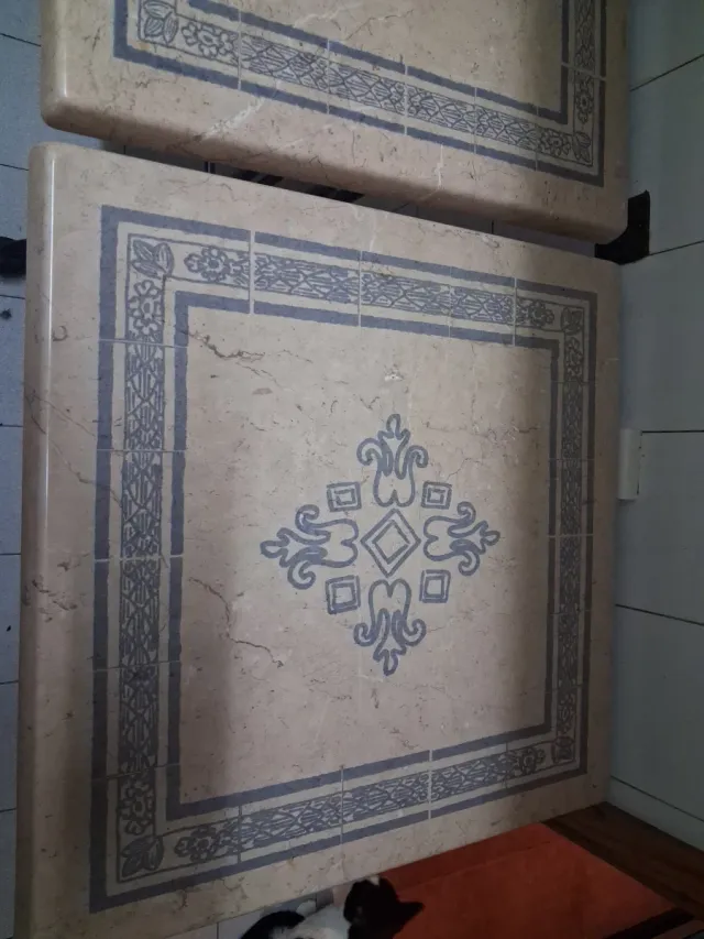 2 Mesas de resina y metal