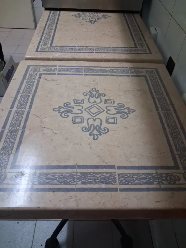 2 Mesas de resina y metal