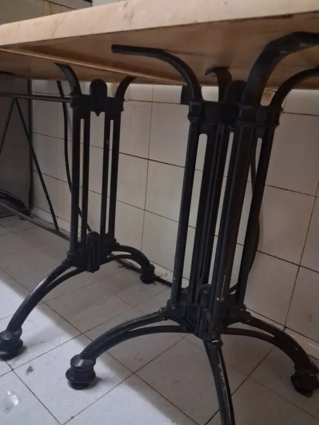 2 Mesas de resina y metal