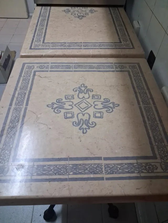 2 Mesas de resina y metal