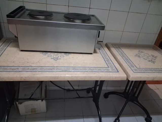 2 Mesas de resina y metal