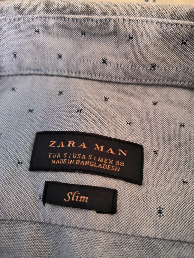 Camisa azul claro con puntos