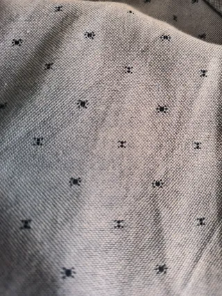 Camisa azul claro con puntos