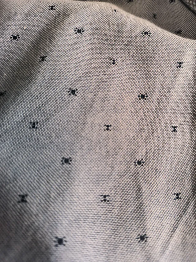 Camisa azul claro con puntos