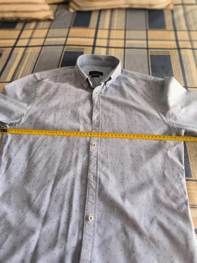 Camisa azul claro con puntos