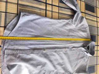 Camisa azul claro con puntos