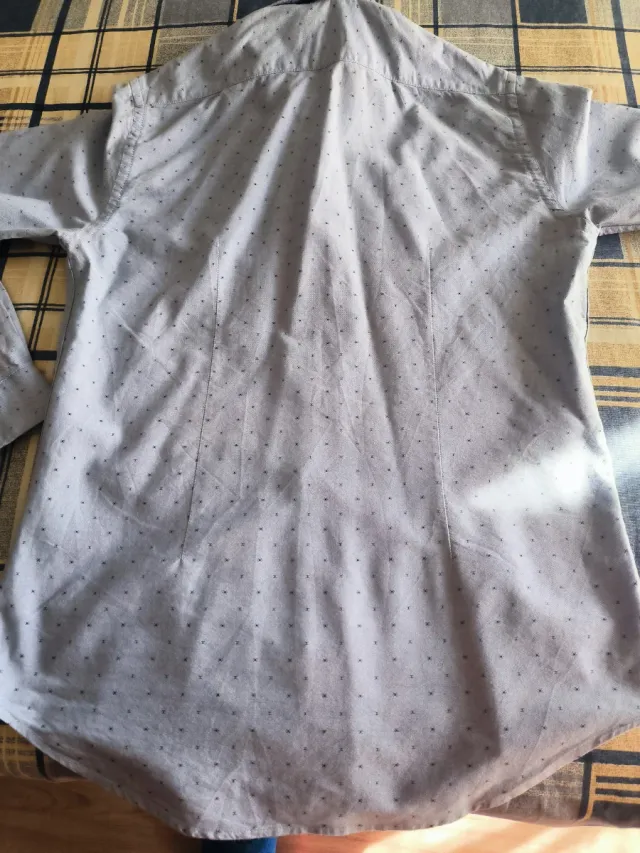 Camisa azul claro con puntos