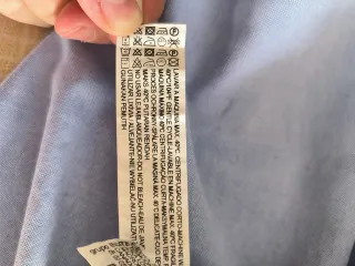 Camisa azul claro con puntos