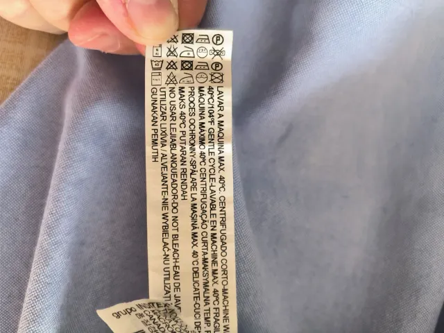 Camisa azul claro con puntos