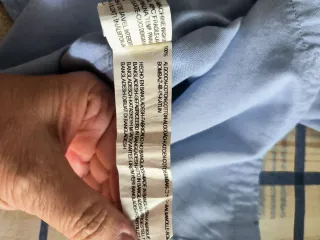 Camisa azul claro con puntos