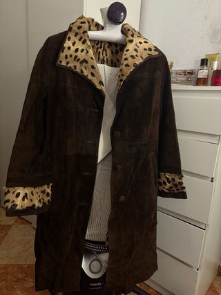 Abrigo marrón con estampado animal