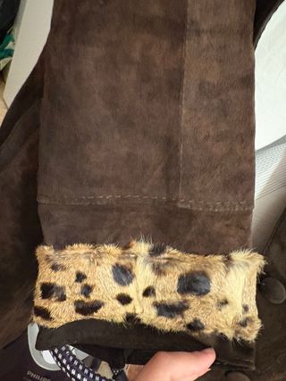 Abrigo marrón con estampado animal