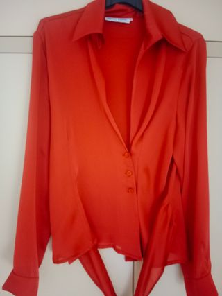 Blusa roja elegante