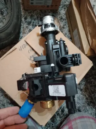 Gruppo di ritorno per scaldabagni Chaffoteaux e Ariston IDA 65119770-01