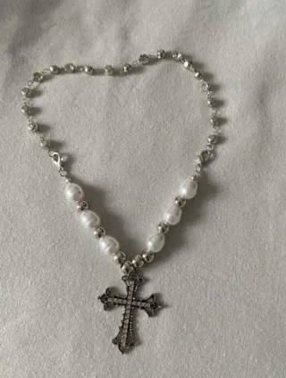 Collar perlas y cruz plateada
