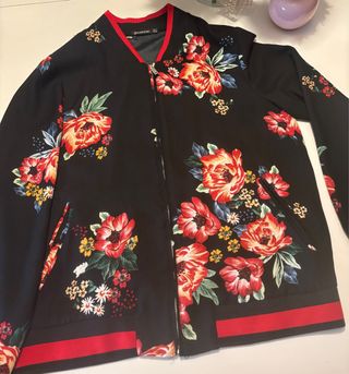 Chaqueta Stradivarius flores