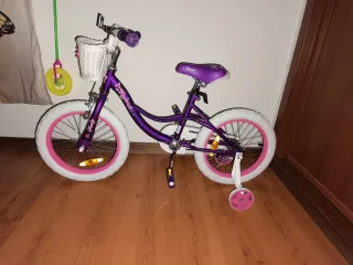 Bicicleta infantil roxa com cestinha