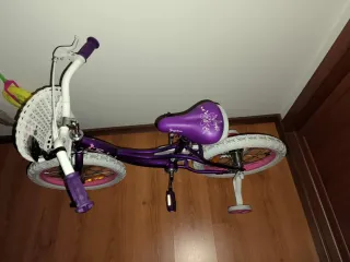 Bicicleta infantil roxa com cestinha