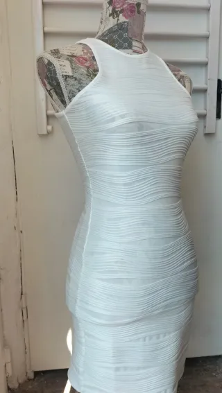 Vestido blanco sin mangas para evento