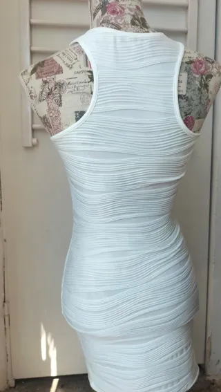Vestido blanco sin mangas para evento