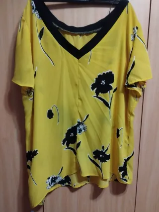 Blusa amarilla flores negras manga corta